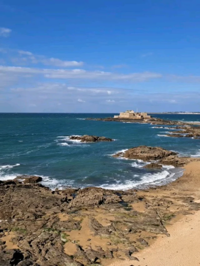 Mai ☀️🌊
Entre La Rochelle, Saint-Malo, Royan & Nantes

~

#maydump #yogafrance #yogadaily #yogateacher #yogalife